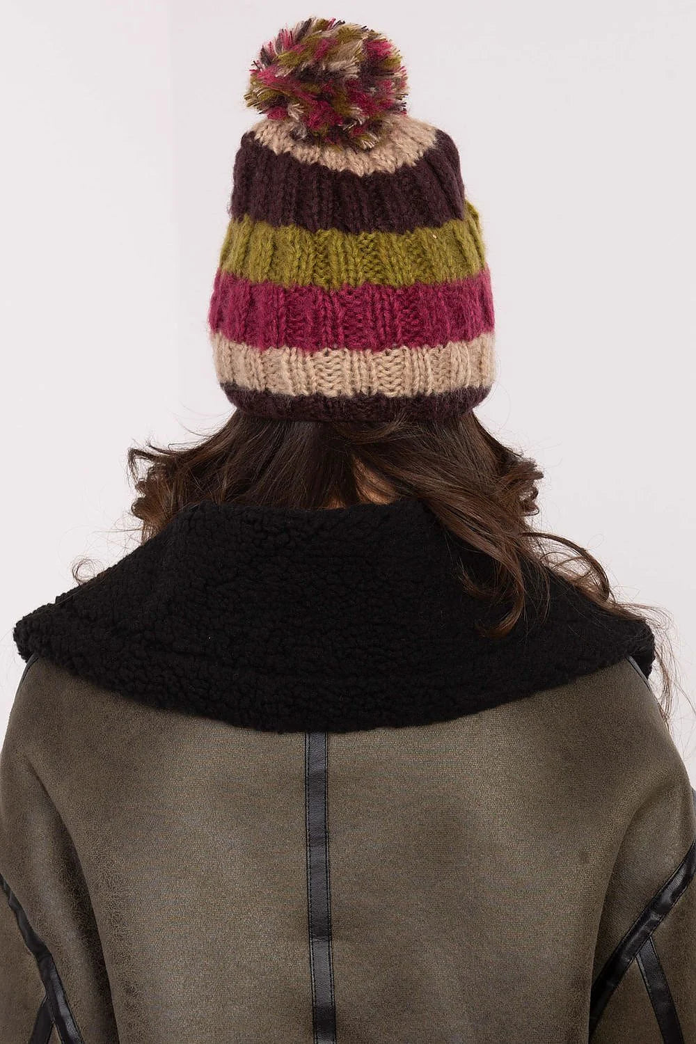 bonnet hiver tricoté multicolore pompon volumineux maille épaisse côtelée rayures bordeaux kaki beige bord replié taille unique chaud confortable