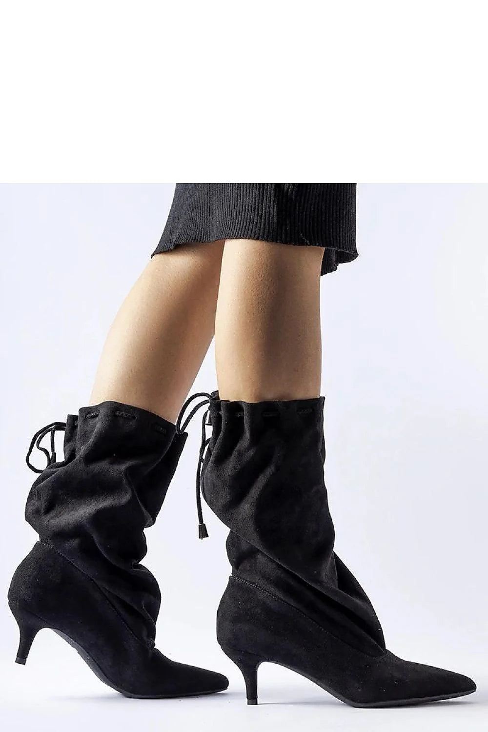 bottes suède noire mi mollet talons kitten bout pointu silhouette effilée tige froncée cordon serrage arrière ajustable confortable sophistiquée polyvalente