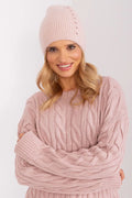 Ensemble hiver féminin bonnet pull maille torsadée rose pâle matières chaudes style moderne élégant