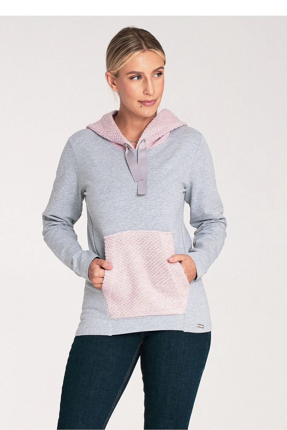 Pull femmes moderne confortable couleur grise détails roses matière douce coton polyester manches longues capuche large poche kangourou taille ajustée style casual élégant