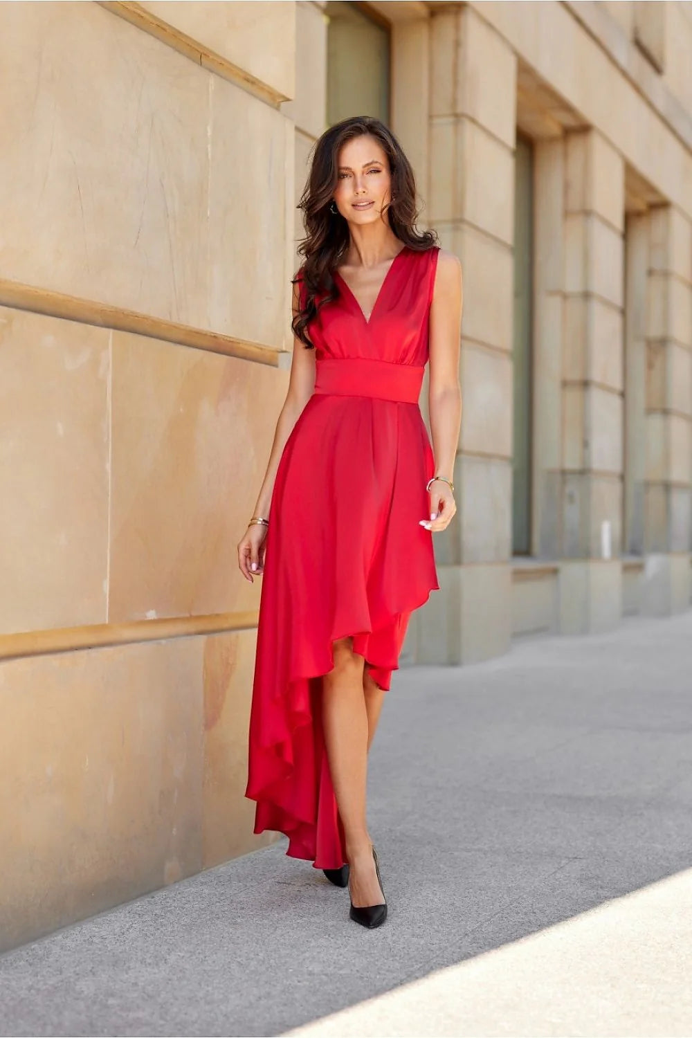 Robe de soirée élégante longue sans manches encolure en V coupe asymétrique couleur rouge vif taille ajustable femme