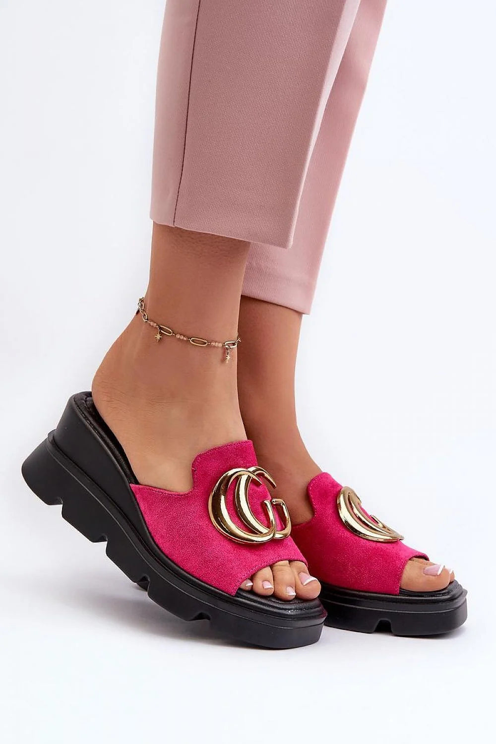 sandales femme suédine fuchsia bout ouvert talon compensé semelle crantée ornement doré chaîne cheville rembourrée confortable