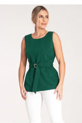 chemisier femme sans manches vert émeraude col rond coupe ajustée taille marquée ceinture boucle dorée polyester viscose élégant raffiné professionnel