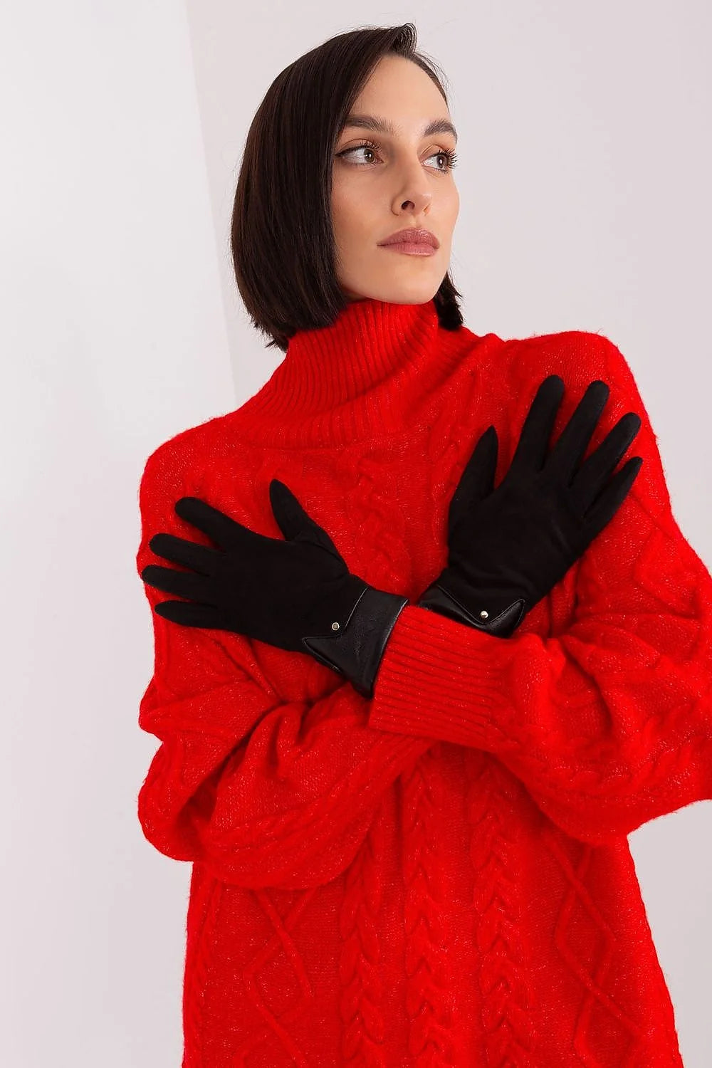 Pull en laine rouge vif motifs torsades col roulé manches longues poignets côtelés coupe ample style classique automne hiver femme
