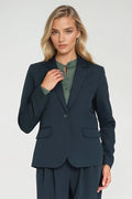 blazer femme ajustée cintrée col cranté revers classiques manches longues épaulettes intégrées fermeture bouton unique poches rabat doublure