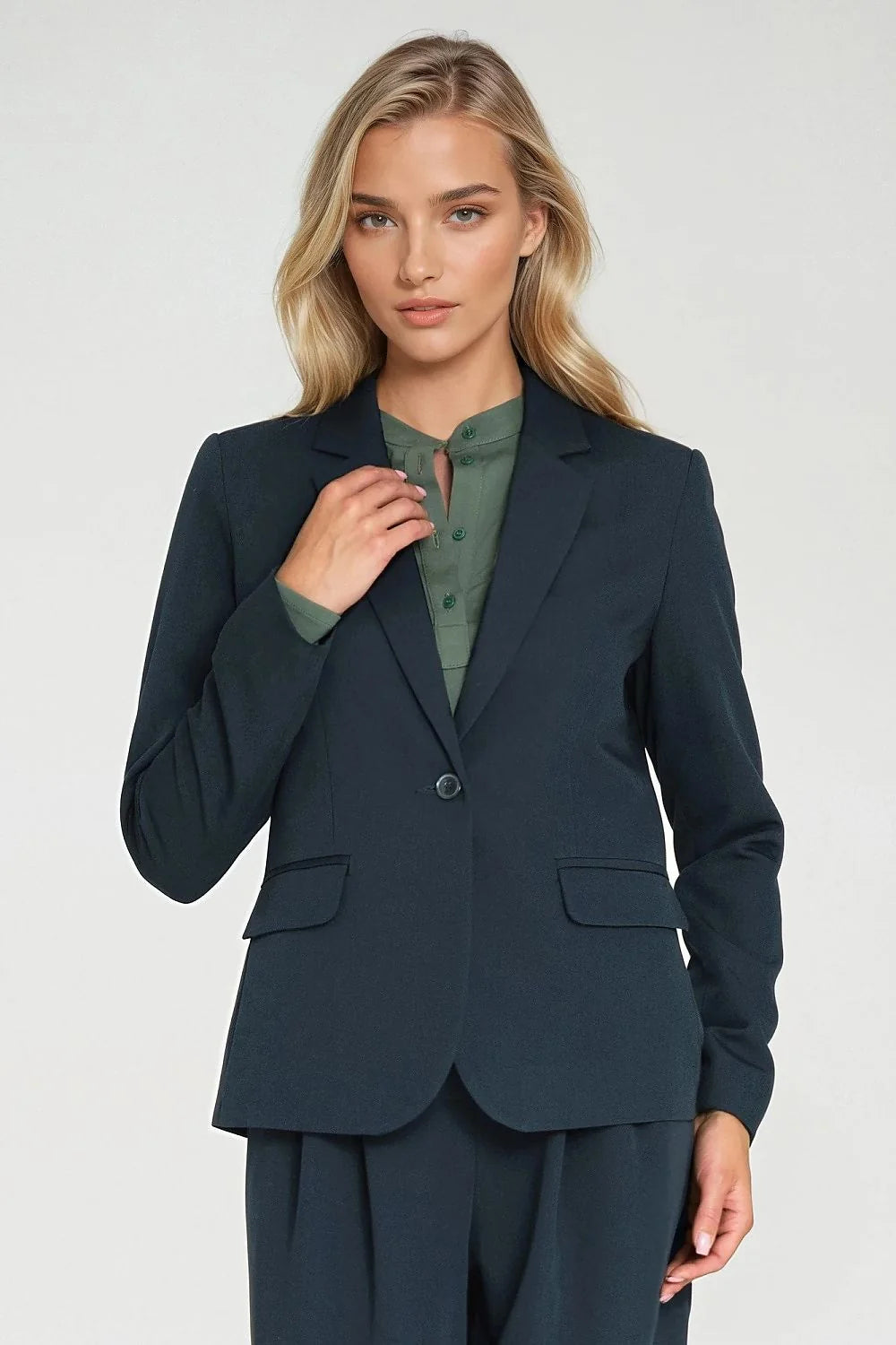 blazer femme ajustée cintrée col cranté revers classiques manches longues épaulettes intégrées fermeture bouton unique poches rabat doublure