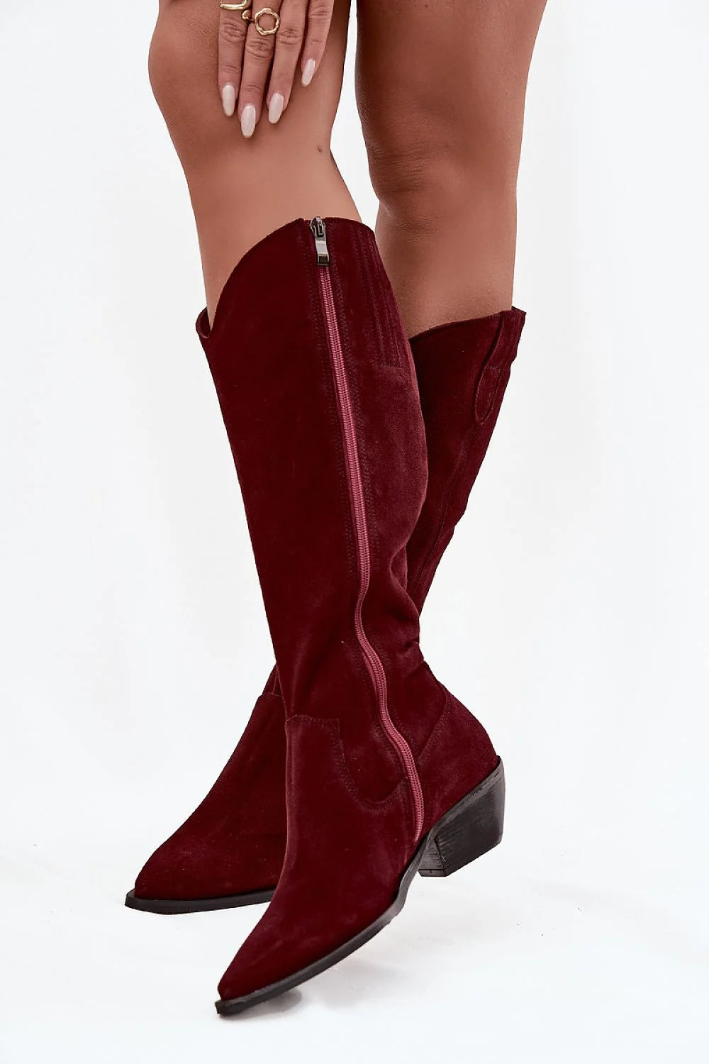 bottes cowboy femme suédine bordeaux hautes bout pointu talon bloc bas incliné surpiqûres décoratives découpe incurvée zippée latérale doublure feutre