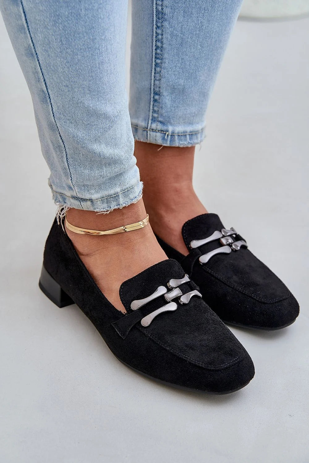 Mocassins élégants pour femmes cuir suédé ornement métallique style casual chic noir intemporel confort talon carré