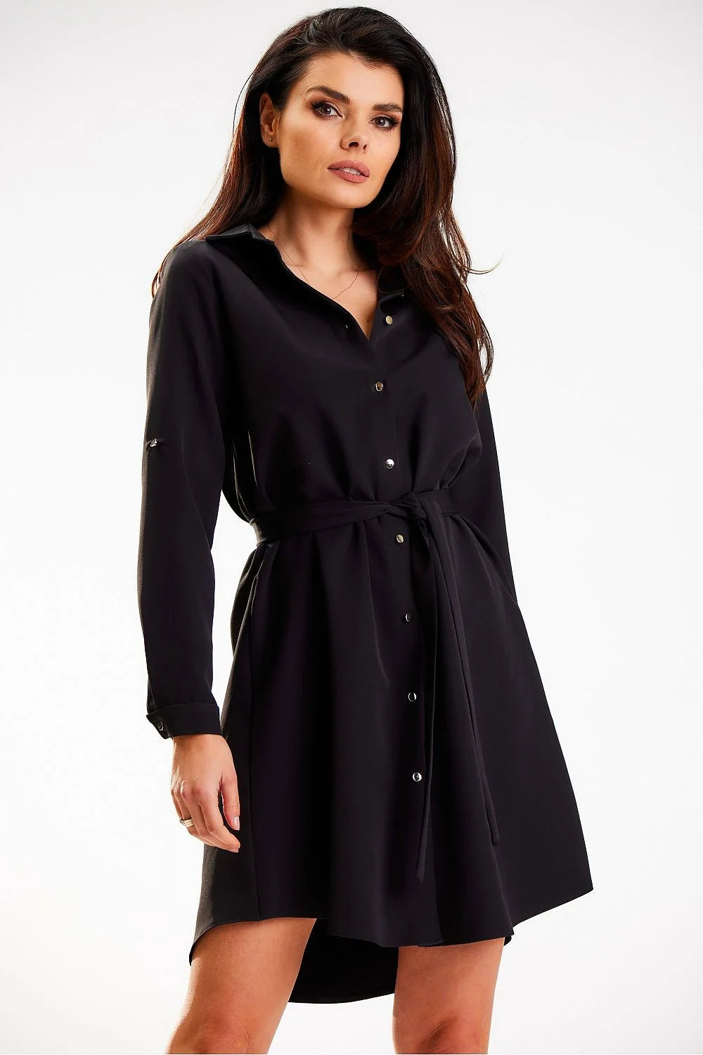 robe chemise noire manches longues ceinture détachable ajustable coupe ajustée col classique boutons métal dorés tissu crêpe fluide