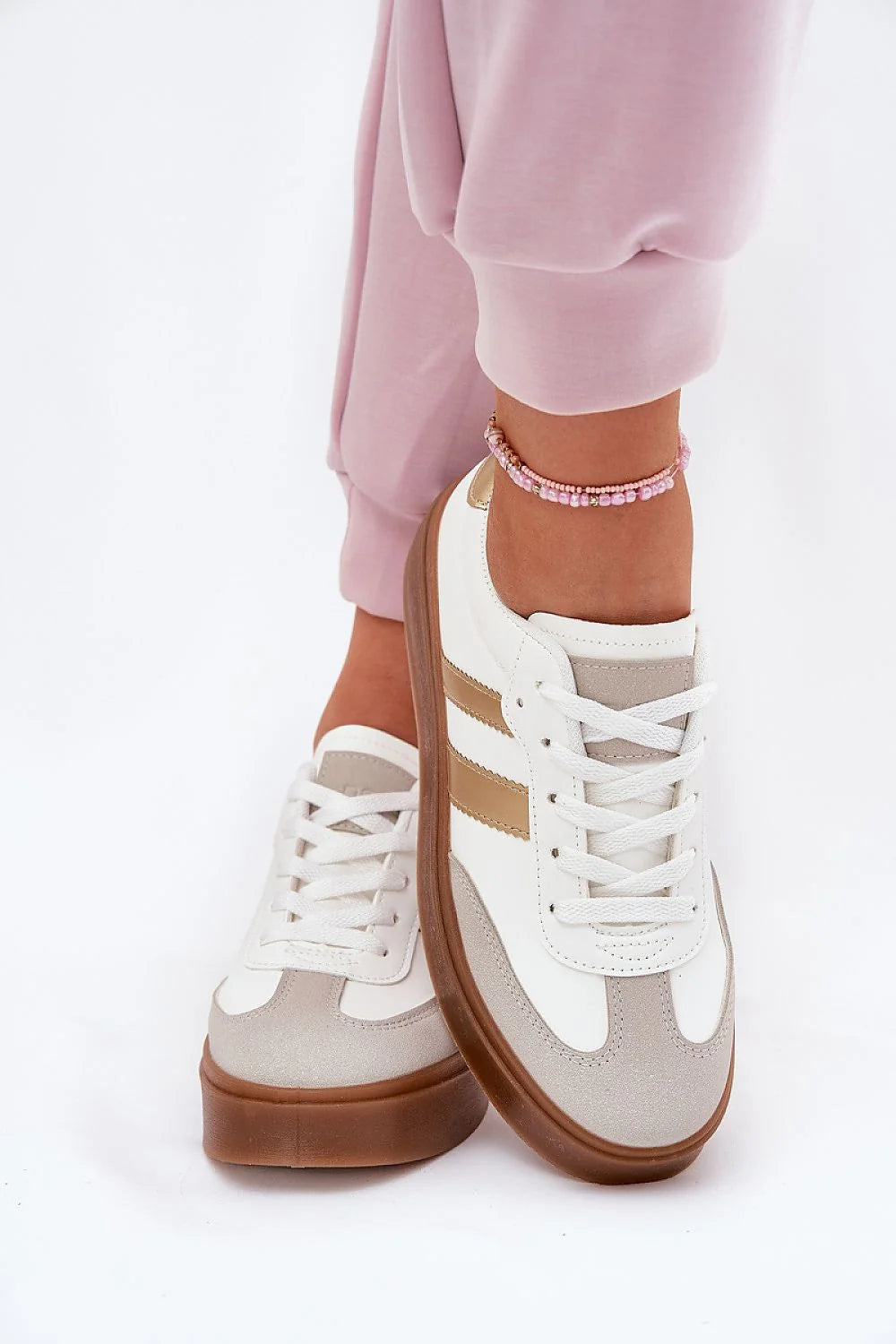 Chaussures de sport design moderne élégant pour femmes cuir synthétique daim beige bandes dorées semelle caoutchouc plateforme 3.5 cm