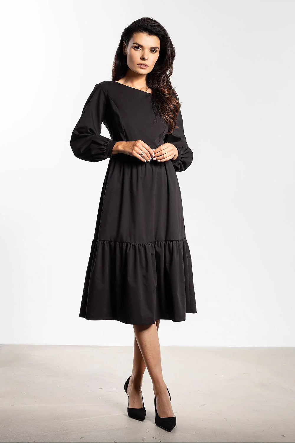 robe midi noire ajustée cintrée jupe évasée volants froncés manches longues bouffantes poignets boutonnés encolure bateau tissu fluide