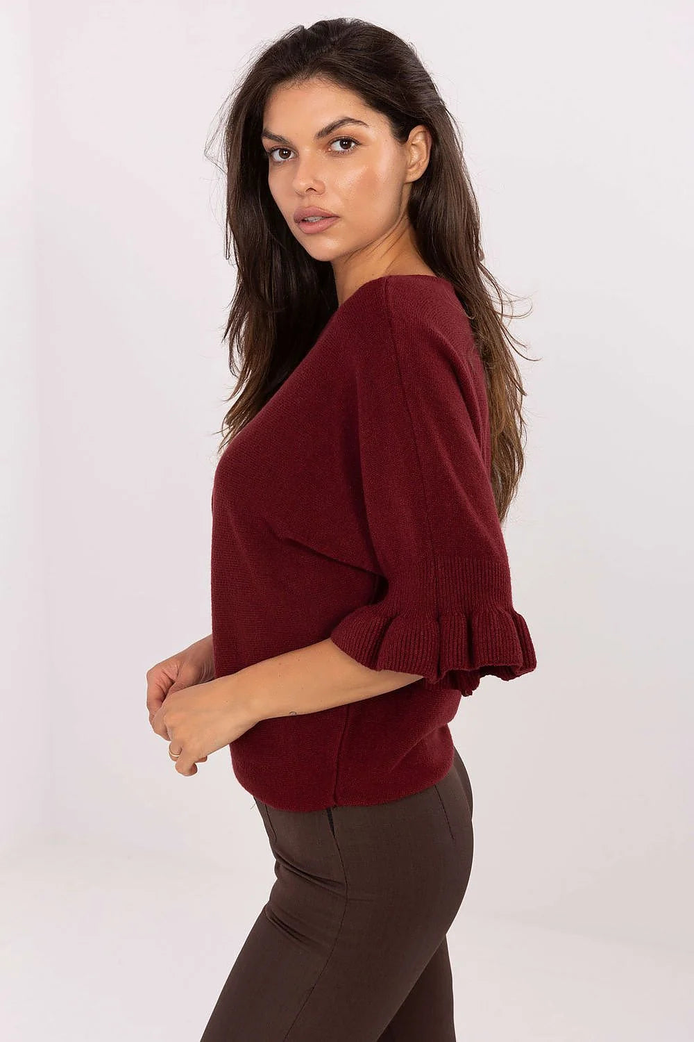 pull femme bordeaux maille tricotée col bateau coupe droite longueur hanches manches trois quarts volants plissés finitions bord côtes