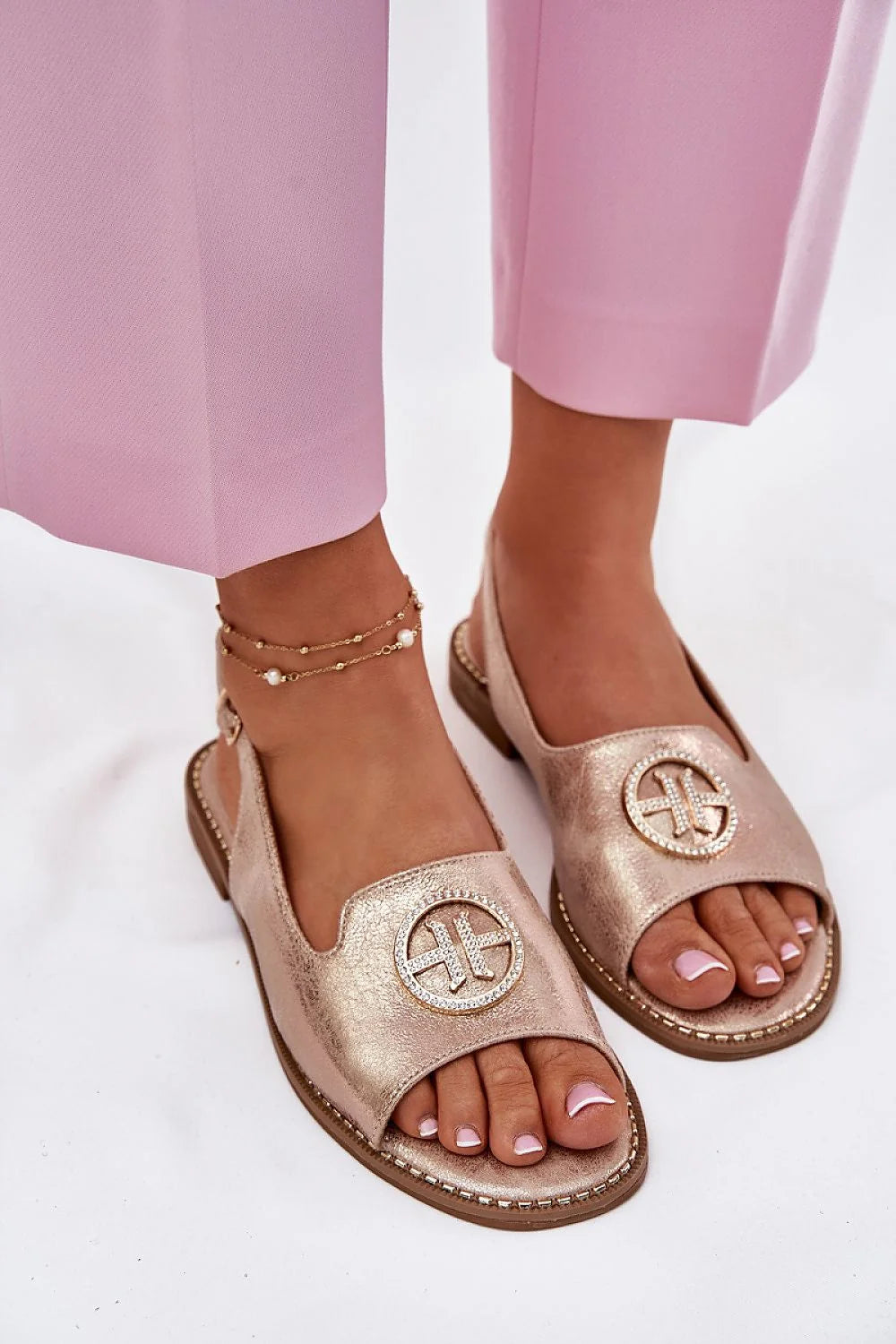Sandales dorées métalliques pour femmes style élégant ouvert orteils logo strass Talon plat Summer shoes