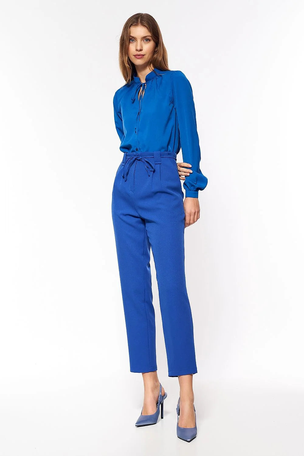 Pantalon femme crêpe bleu vif élégant taille haute ceinture nouée chic pour soirée