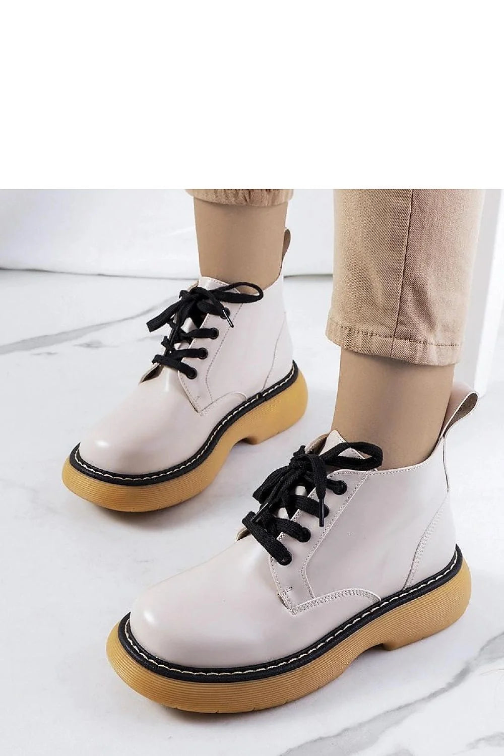 bottines femme cuir lisse blanc cassé cheville bout rond lacets noirs oeillets métalliques semelle épaisse crantée confort tendance automne 2023