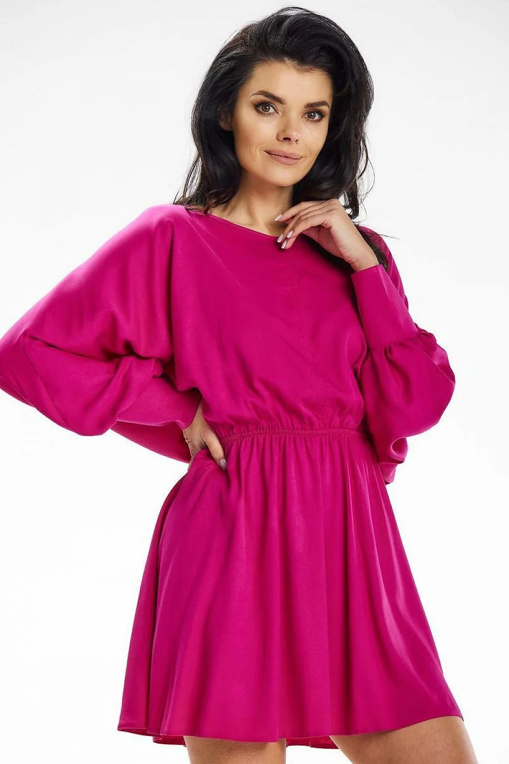 Robe de jour awama fuchsia vibrant mini robe manches longues amples ceinture élastique taille ajustable coupe évasée style moderne fluidité élégance