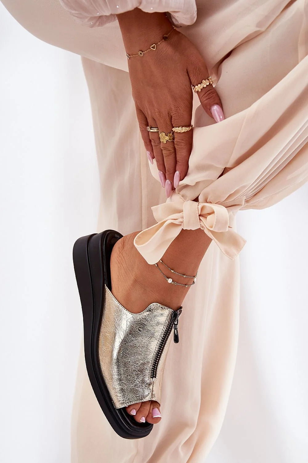 Sandales dorées métalliques pour femmes, style moderne, semelle noire, fermeture éclair, confortable, talon compensé