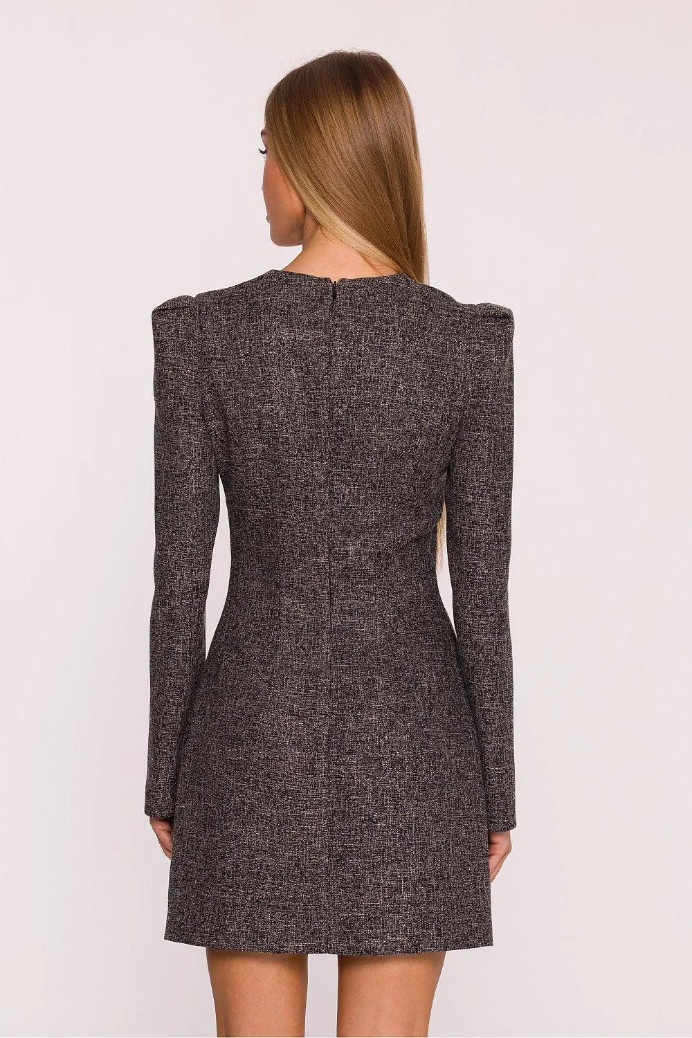 robe courte femme tweed gris anthracite manches longues épaules structurées coupe ajustée taille marquée col V profond nœud décoratif bijou