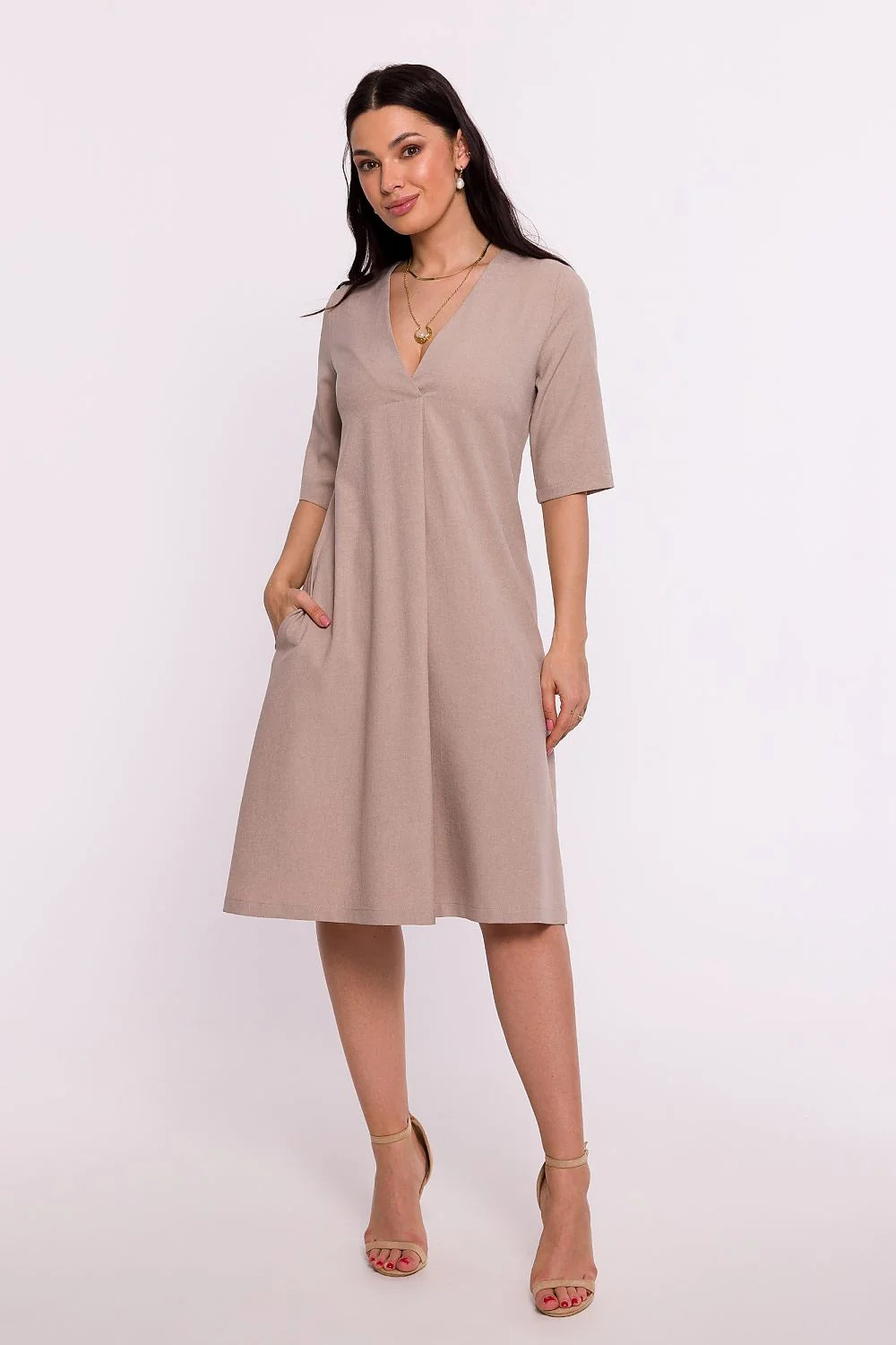 Robe de jour élégante en lin beige manches mi-longues encolure V poches latérales coupe évasée femme intemporelle