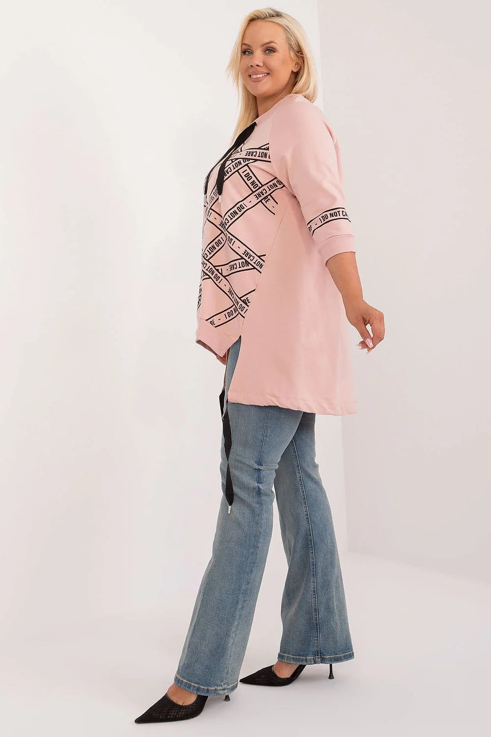 Chemisier grande taille Relevance, coupe ample, manches longues, style casual, couleur rose pâle, imprimé noir, tissu coton, confortable, original, mode urbaine, vêtement tendance, occasion détente, sortie, occasion