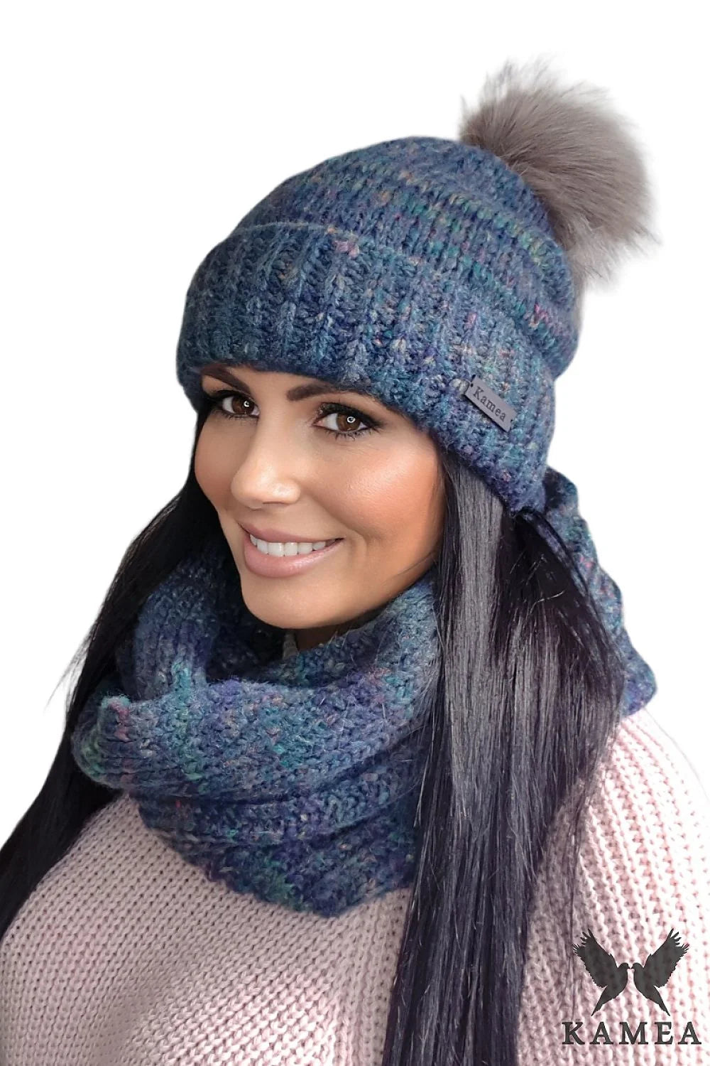 Ensemble Kamea bonnet écharpe mode hivernale femme bleu violette vert pâle fourrure synthétique pompon cuir logo