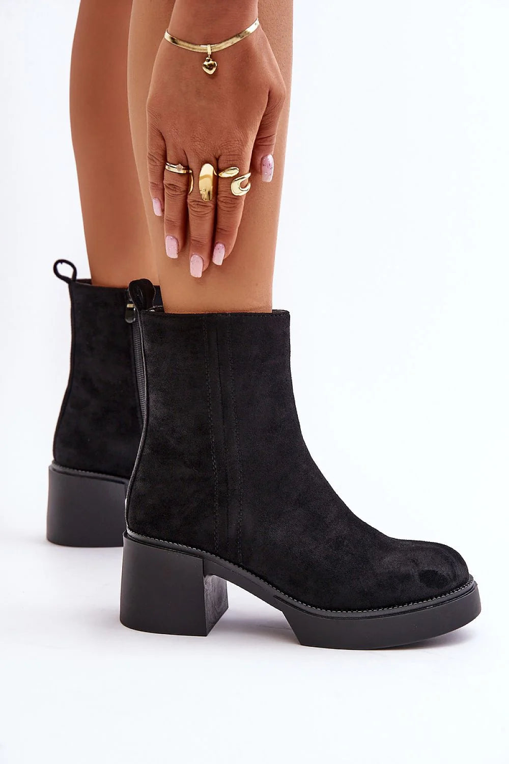 Bottes élégantes à talon aiguille et plateforme en suédine noire pour femmes, style moderne, confort thermique, design arrondi, look chic automne-hiver