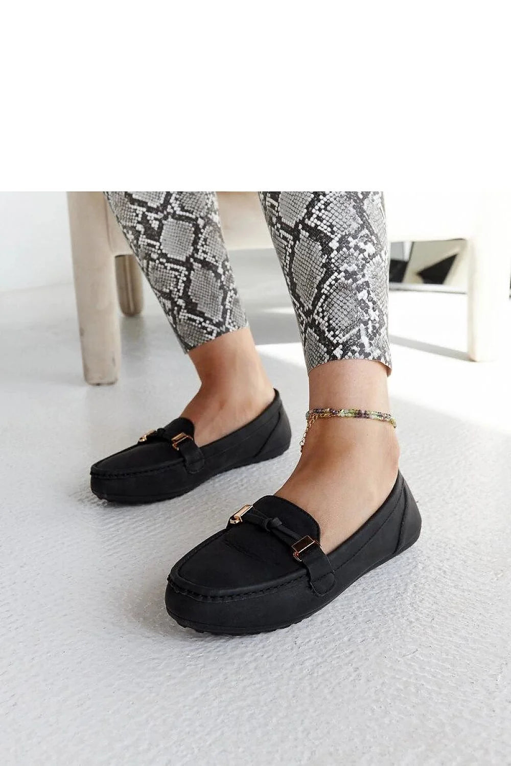 Mocassins pour femmes design épuré couleur noire cuir écologique semelle épaisse doré occasionnels style intemporel confortable ajusté almond toe accessoires mode été