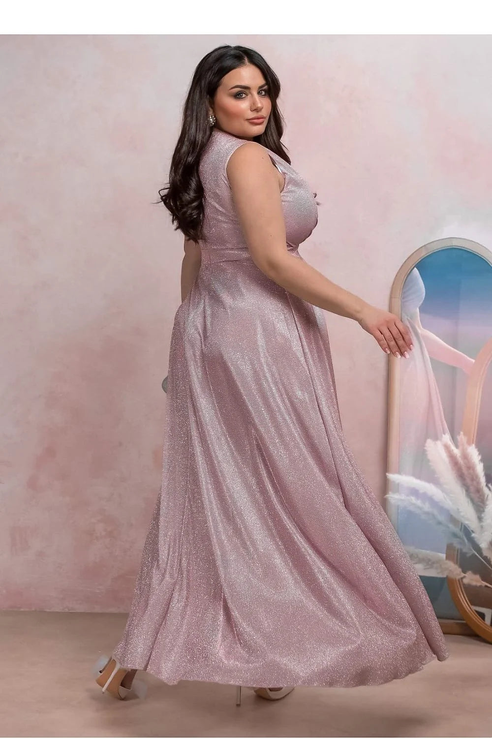 Robe de soirée élégante pour femme en tissu scintillant couleur rose pâle encolure cache-cœur manches courtes silhouette empire ceinture à noue fente frontale