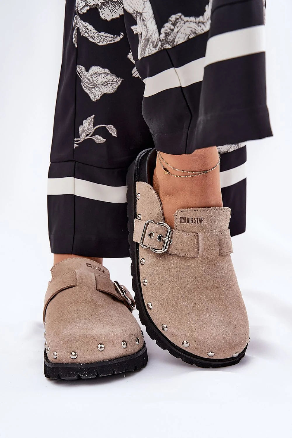 mules daim beige suède femme Big Star clous argentés boucle réglable dos ouvert semelle crantée caoutchouc confortables polyvalentes