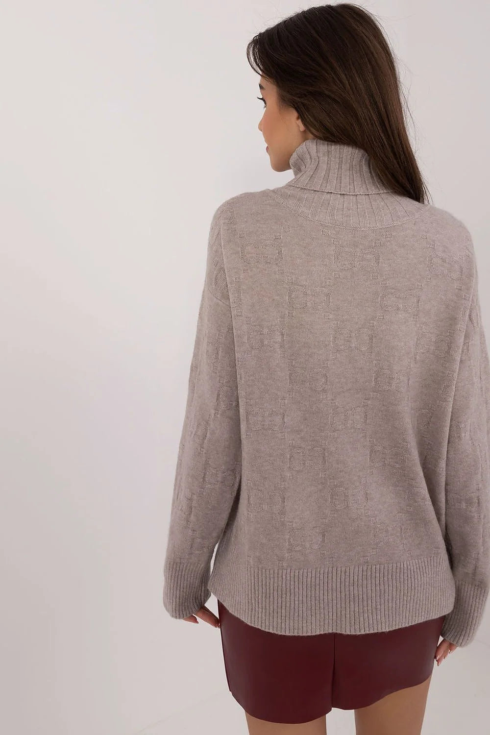 Pull à col roulé femme élégance confort texture unique manches longues cuir bordeaux contrastant occasion sortie ville style moderne