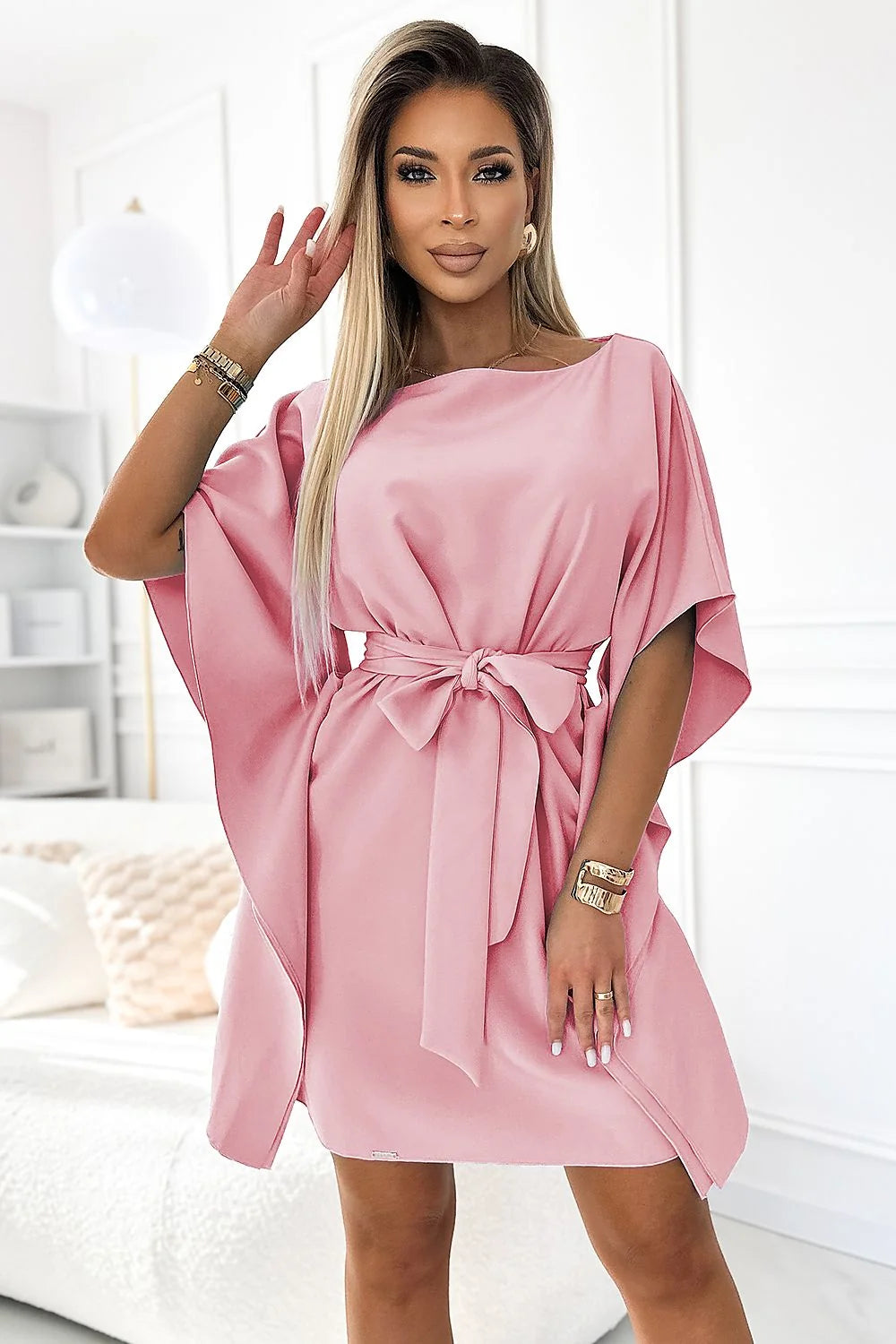 Robe de jour élégante pour femme style moderne minimaliste rose pâle coupe ample manches larges ceinture à nouer