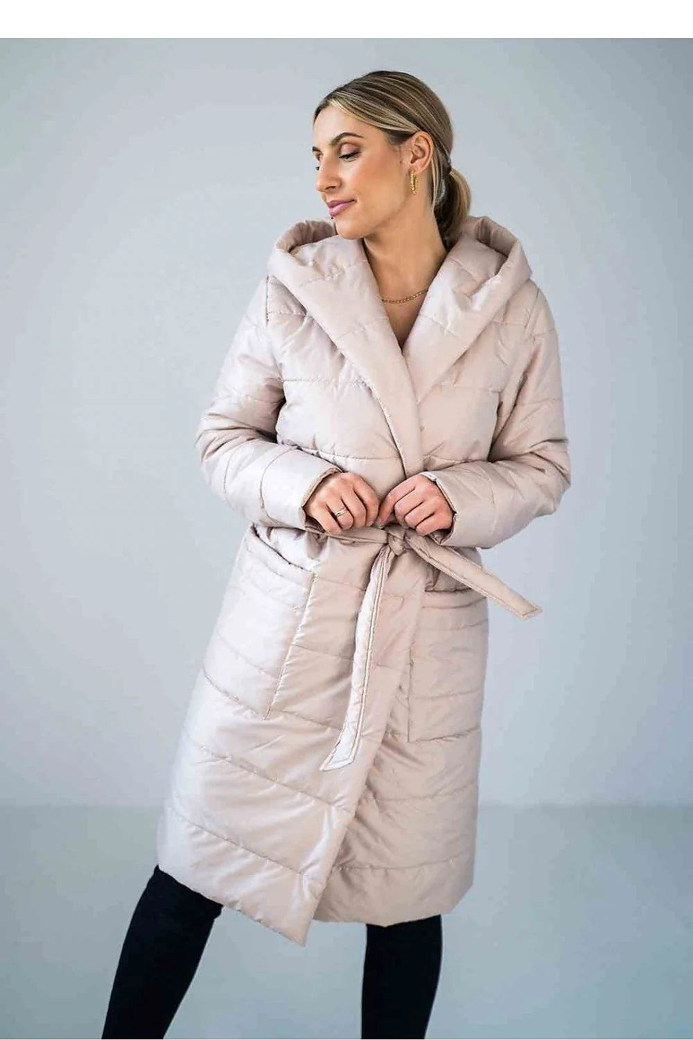 manteau matelassé mi long ceinturé cache coeur col châle capuche doublure rembourrée légère isolante poches ajustables coupe ajustée beige élégante