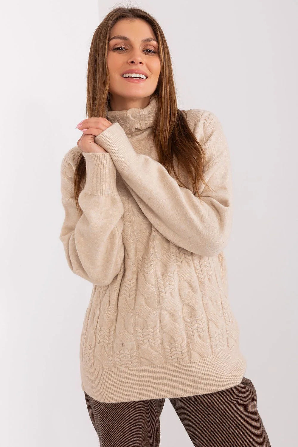Pull à col roulé en tricot doux beige clair pour femmes, style classique, coupe ample, manches longues, finitions soignées, idéal pour les jours froids, mode élégante et confortable