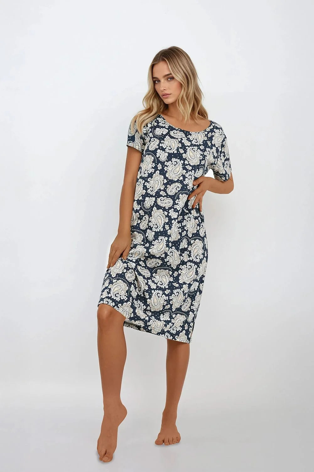 Robe midi féminine élégante motif cachemire floral blanc fond bleu marine manches courtes encolure ronde