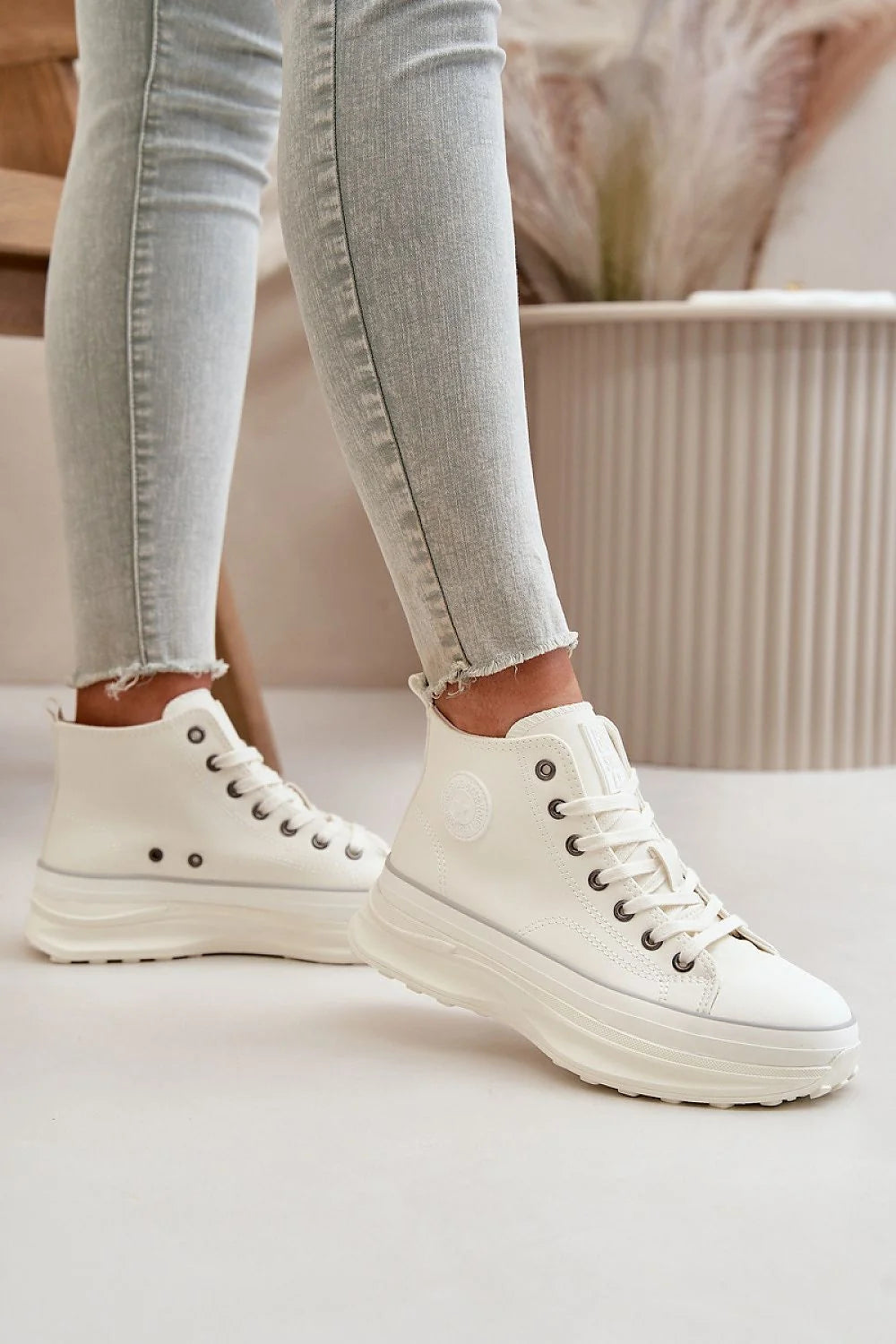baskets montantes femme blanc cassé cuir synthétique plateforme épaisse semelle crantée antidérapante col rembourré maintien confort lacets oeillets métalliques contrastés