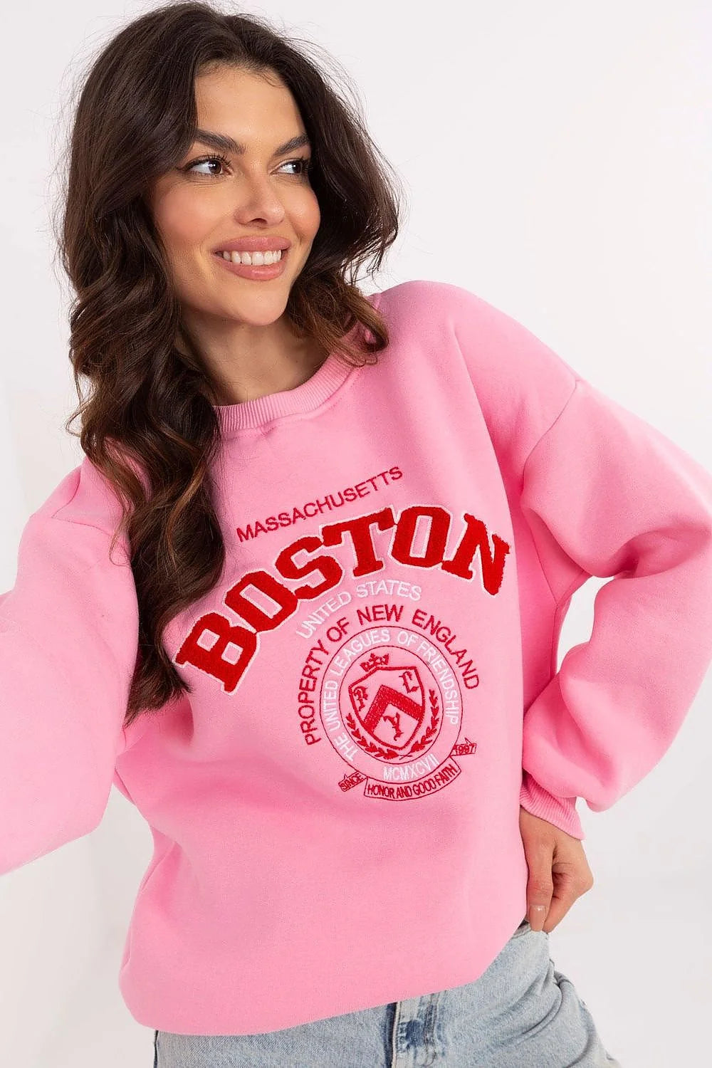 Sweatshirt femme style universitaire BOSTON design collegiate graphique couleur rose vif manches longues col rond