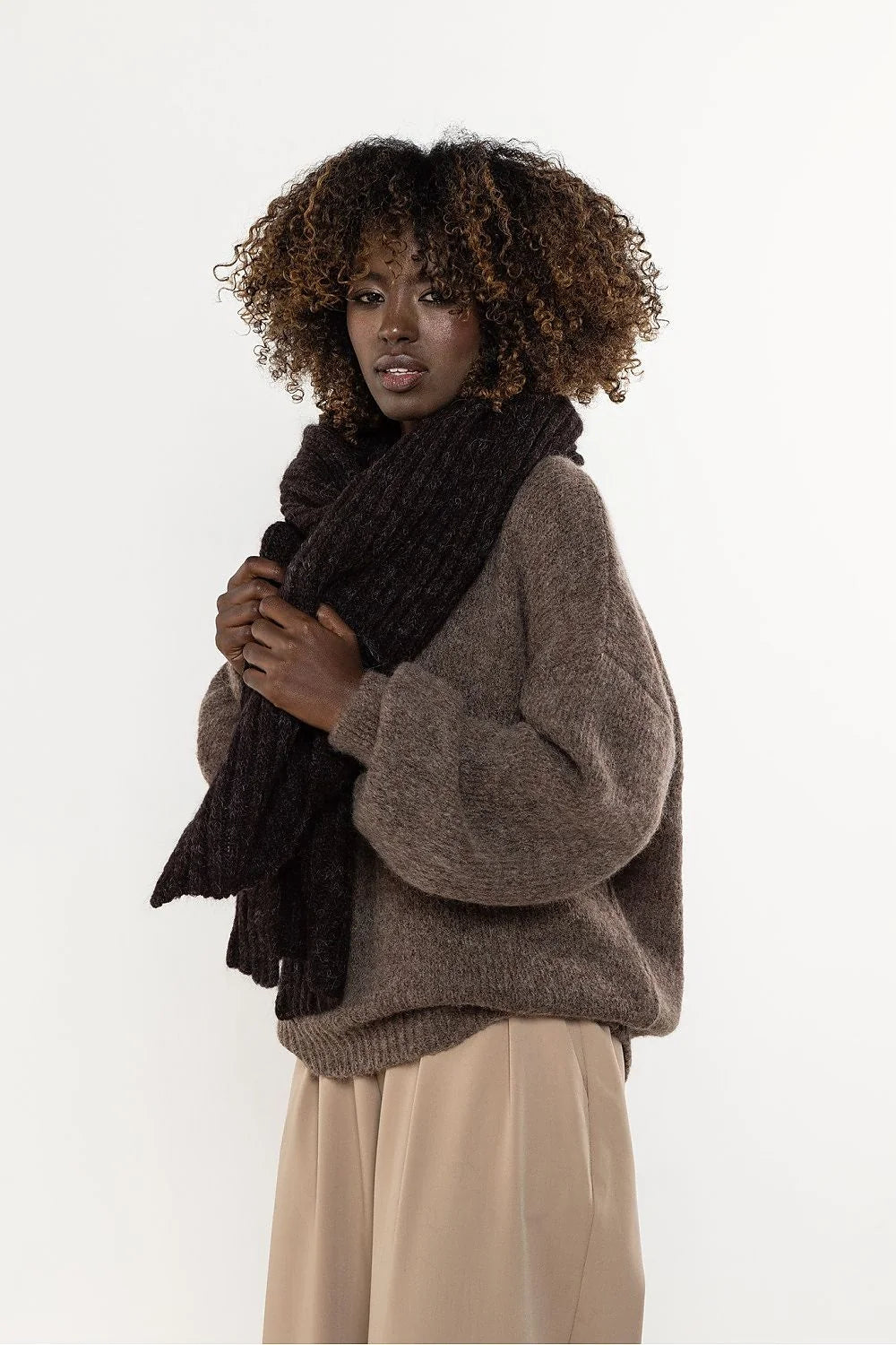 châle mohair chèvre laine tissé Pologne long chaud oversize maille épaisse côtelée duveteux marron chocolat enroulable drapé cosy contemporain