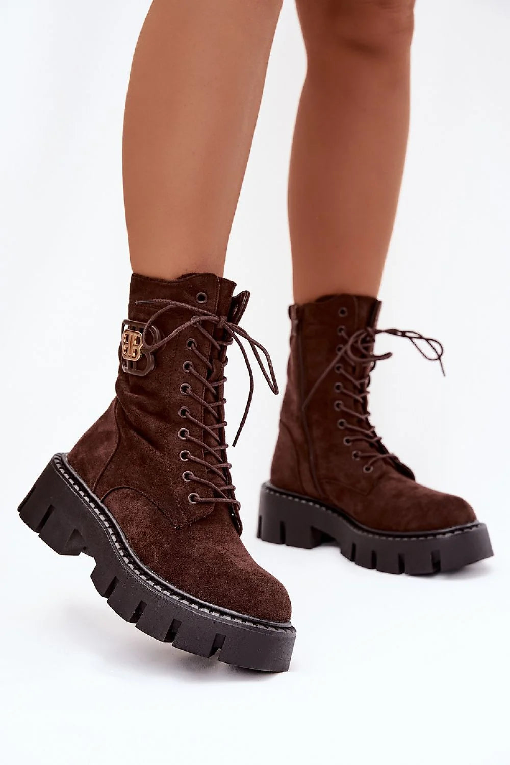 bottes femme suède écologique marron chocolat tige mi mollet bout rond laçage montant oeillets métalliques zippée semelle plateforme crantée talon