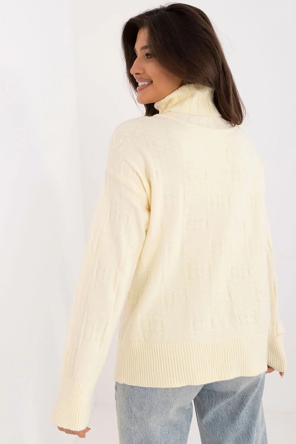 Pull à col roulé pour femme beige clair matériau doux coupe ajustée manches longues motifs discrets style intemporel