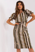 Robe de jour Lakerta élégante manches courtes encolure décorative volants ceinture taille ajustable femme moderne tissu léger fluide coupe ajustée longueur midi féminine