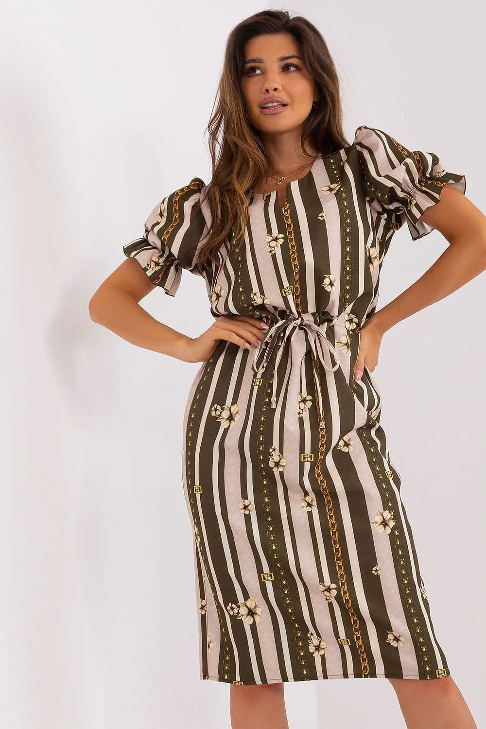 Robe de jour Lakerta élégante manches courtes encolure décorative volants ceinture taille ajustable femme moderne tissu léger fluide coupe ajustée longueur midi féminine