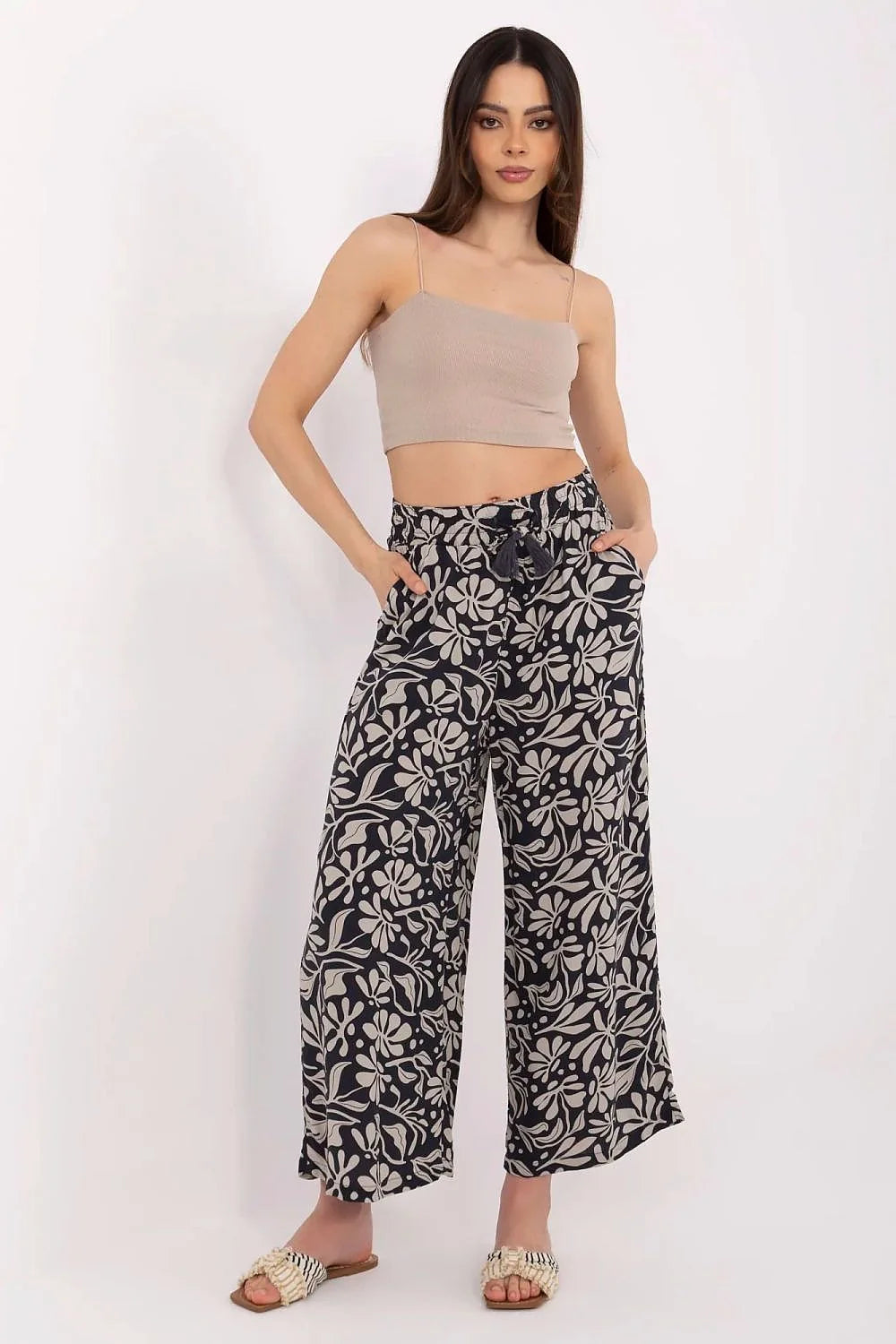 Ensemble femme crop top et pantalon large style estival floral imprimé beige noir matière légère extensible été
