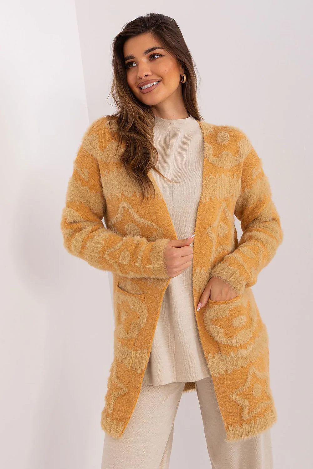 Cardigan femme motifs floraux/géométriques couleurs beige clair et camel longueur midi manches longues sans fermeture poches intégrées