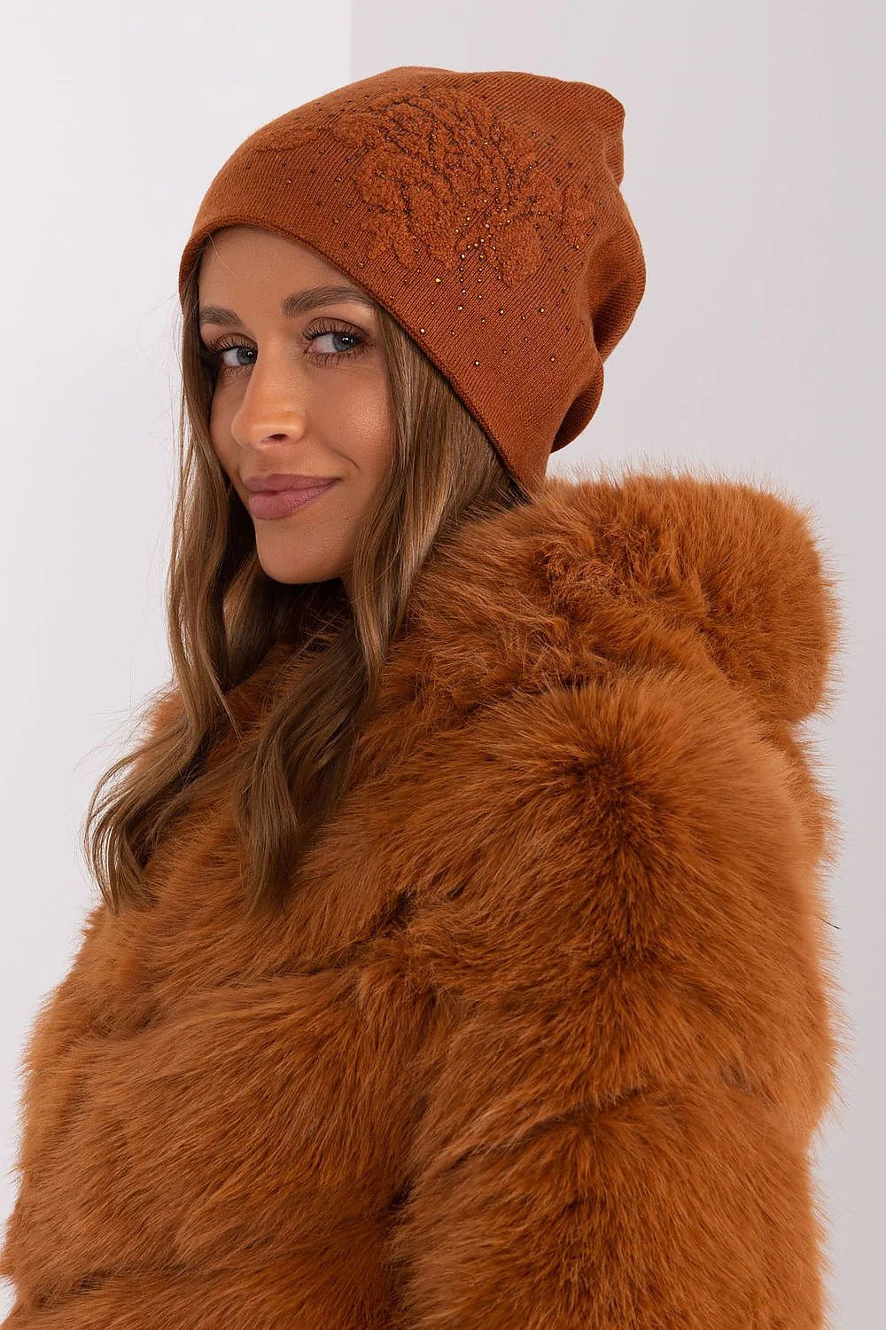 bonnet manteau coordonnés cachemire fausse fourrure cognac terracotta volumineux doux chaud cocon tendance maille ajustée broderie florale sequins raffinée luxe