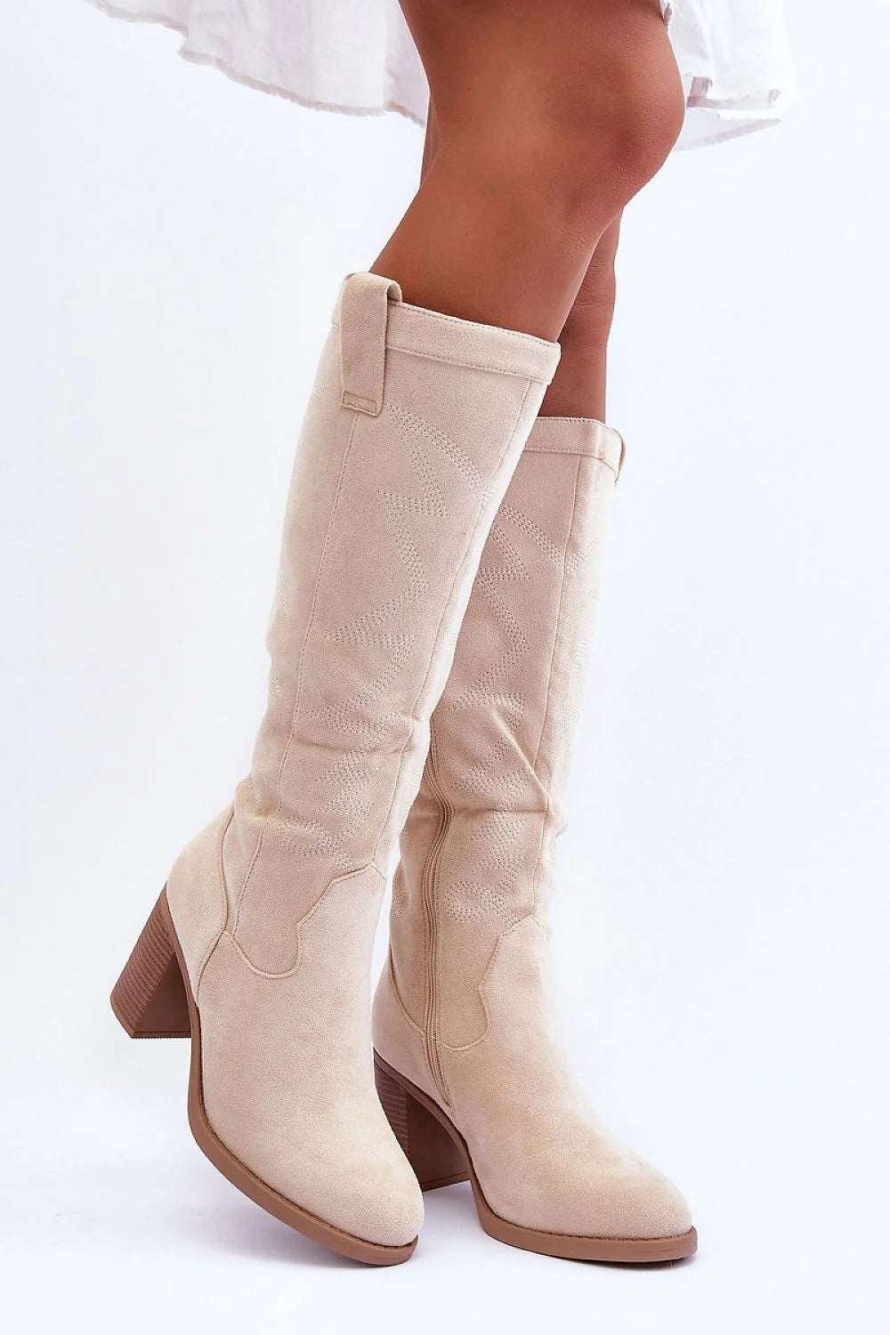 Bottes à talons Step in style en suédine écologique beige clair, style cowboy, motifs brodés, tige mi-mollet, talon bloc 8.5 cm, fermeture glissante latérale, confortable, durabilité, polyvalence