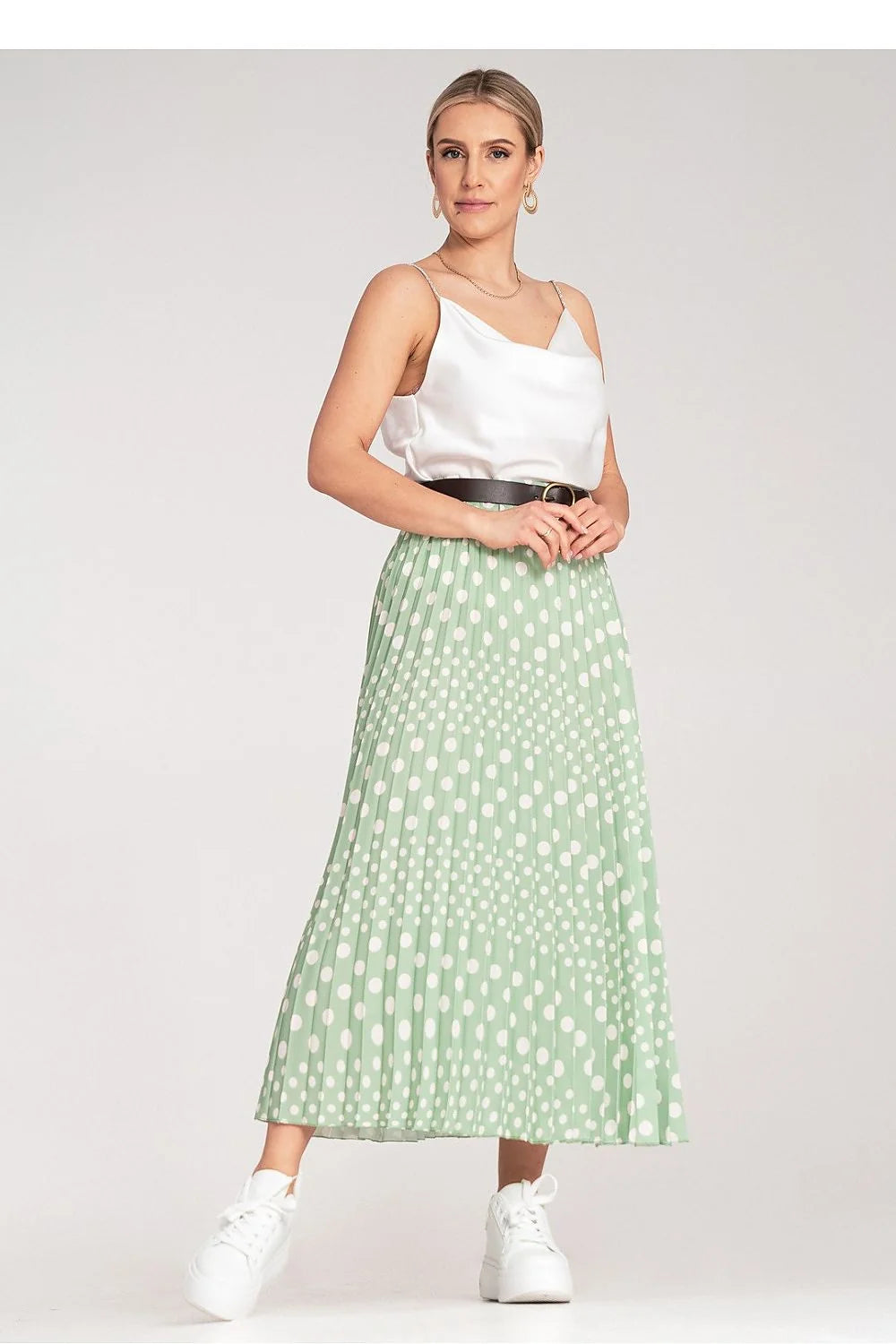 Jupe midi plissée motif pois blancs taille haute ceinture marron haut simple col V bretelles fines ensemble mode féminin