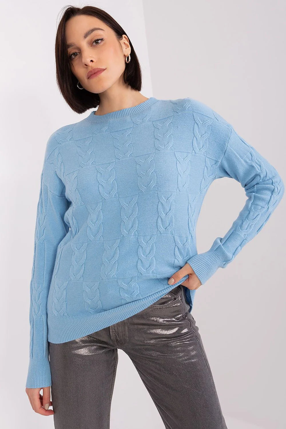 Chandail maille femme design élégant coupe ample col rond manches longues poignet resserré finitions côtelées bleu ciel