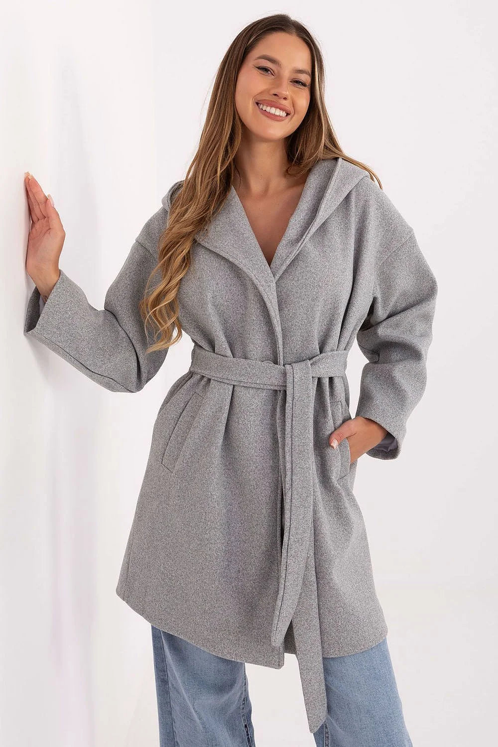 manteau femme mi long ceinture nouée capuche oversize épaules tombantes gris clair tissu effet laine mélangée chaud poches passepoilées