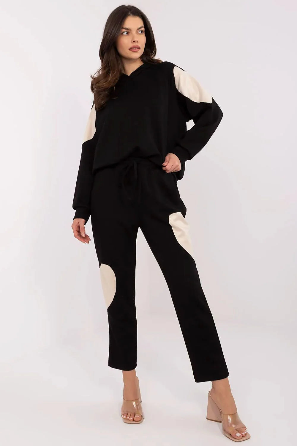 ensemble femme moderne tunique sweatshirt pantalon taille élastiquée noir crème loungewear molletonné confortable manches légèrement volumineuses poches capuche cordon