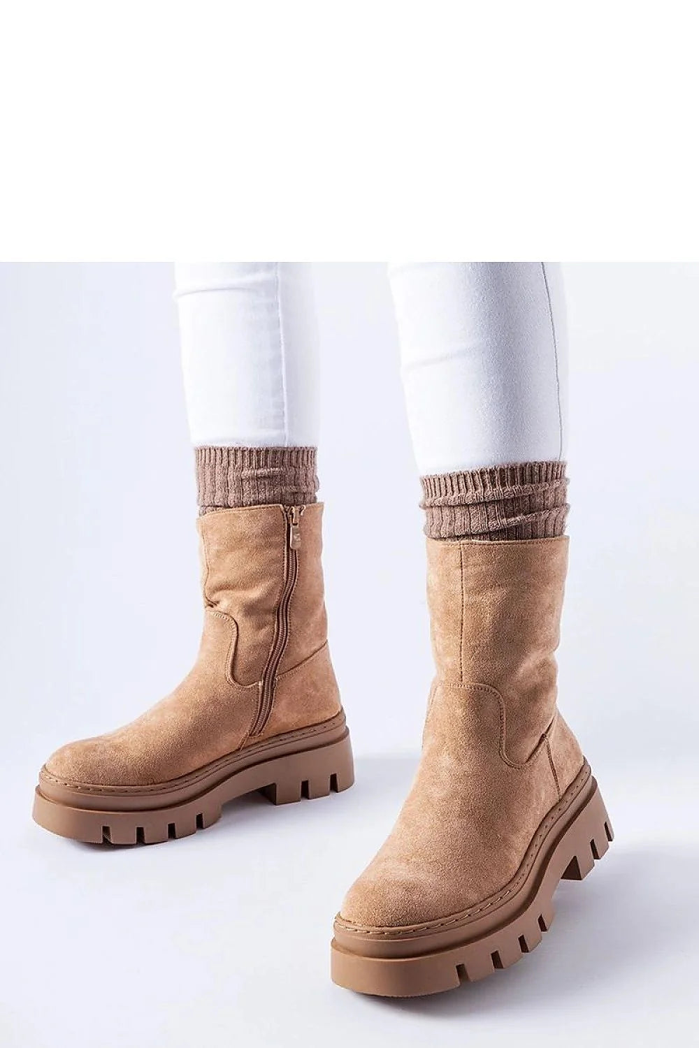 Bottes pour femmes design moderne fonctionnel cuir suédé beige fermeture éclair latérale semelle épaisse caoutchouc confort élégance usage quotidien protection froid
